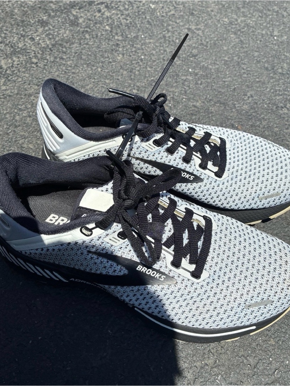 Brooks Women's adrenaline 22 Black & Whiye Athletic Running Shoes Size 7